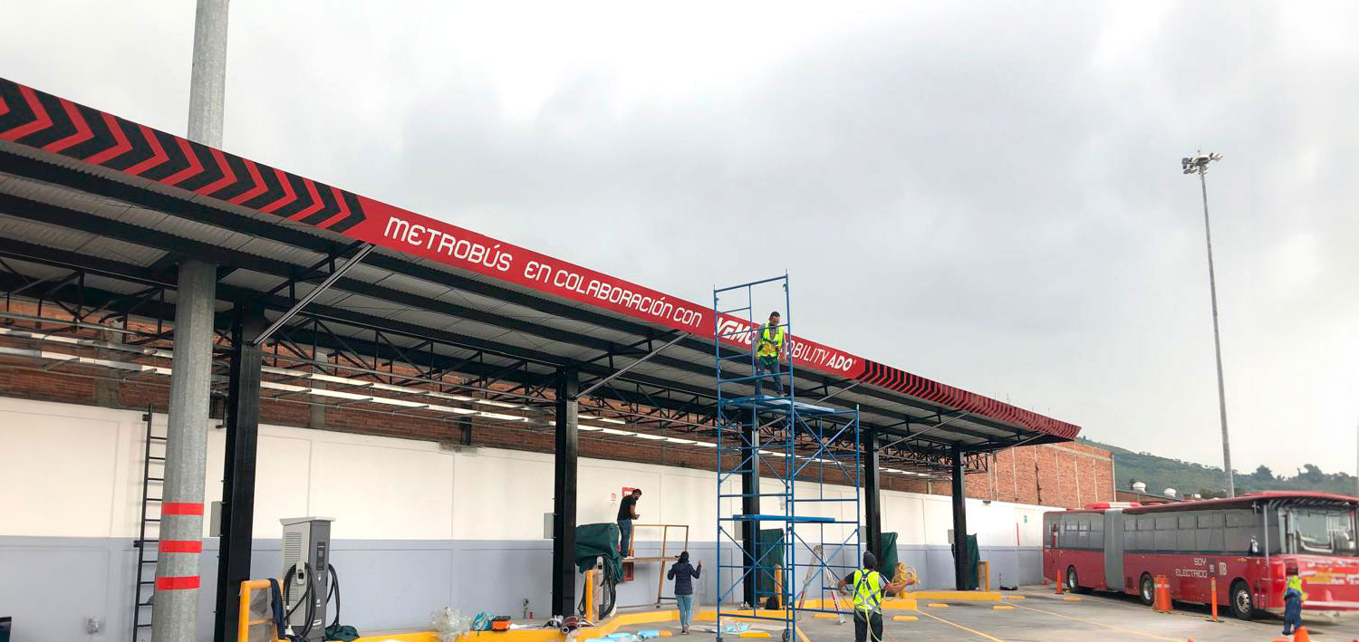 Anuncio exterior con impresión digital resistente al clima
