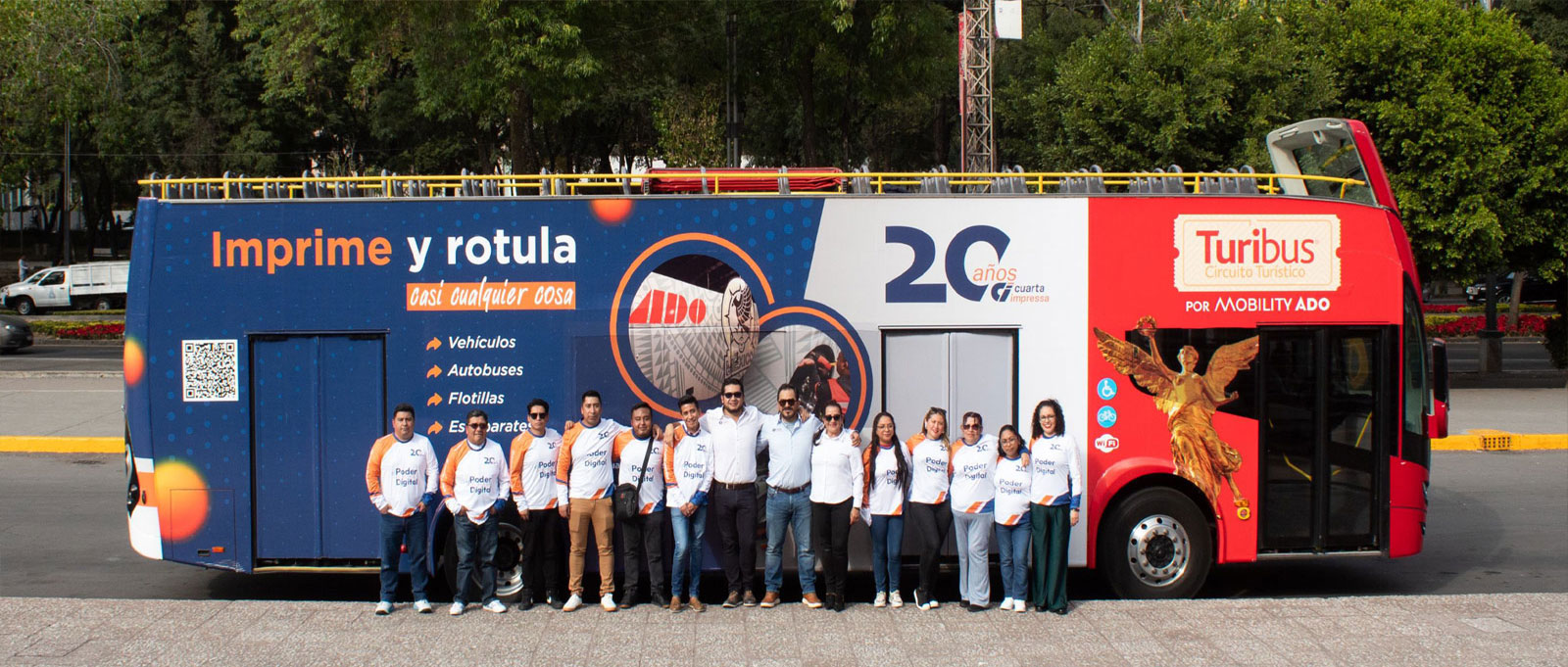 Equipo celebrando proyecto de impresión digital exitoso